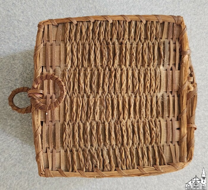 Small basket with lid