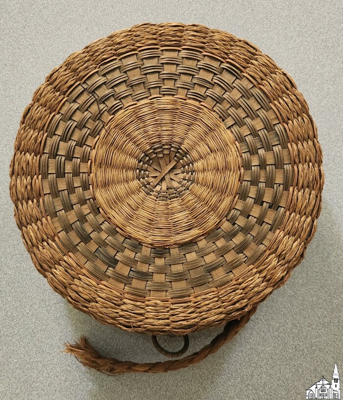 Fancy flat basket